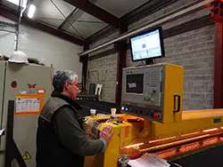 Machine numérique pour le travail du verre