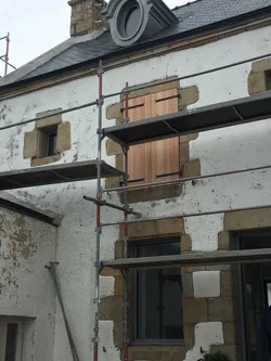 Pose de fenêtres et volets en bois - CGN Menuiserie