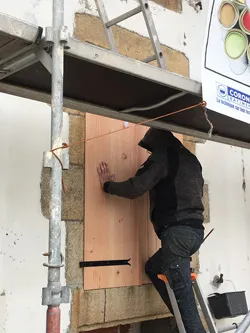 Pose de volets battants sur une maison rénovée - CGN Menuiserie