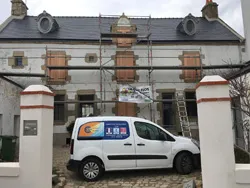 Fenêtres et volets installés sur maison rénovée - CGN Menuiserie