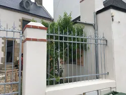 Clôture installée pour sécuriser la maison - CGN Menuiserie